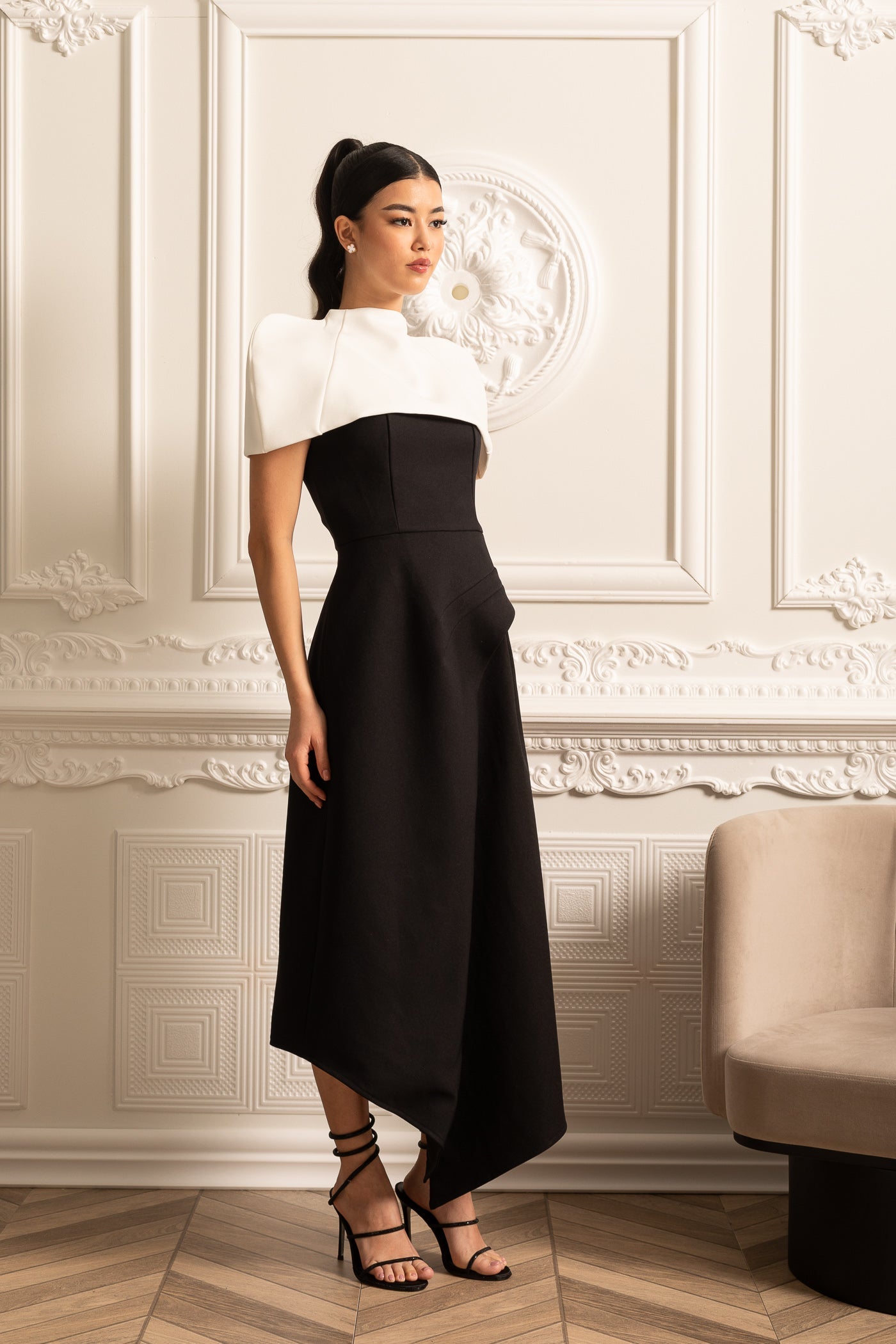 Vestido Assimétrico Elegante Com Capelete Destacável Branco Contrastante - Preto