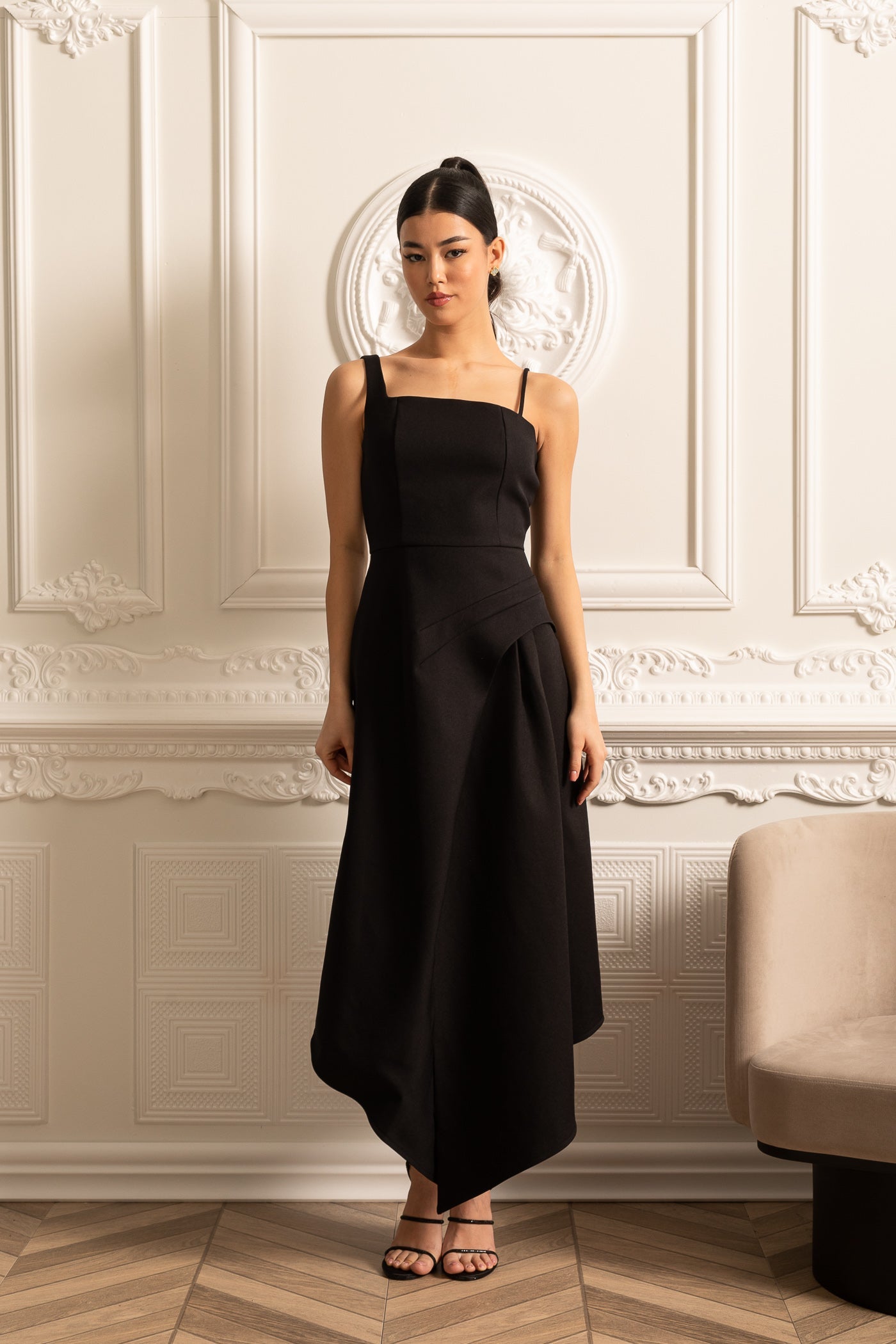 Vestido Assimétrico Elegante Com Capelete Destacável Branco Contrastante - Preto