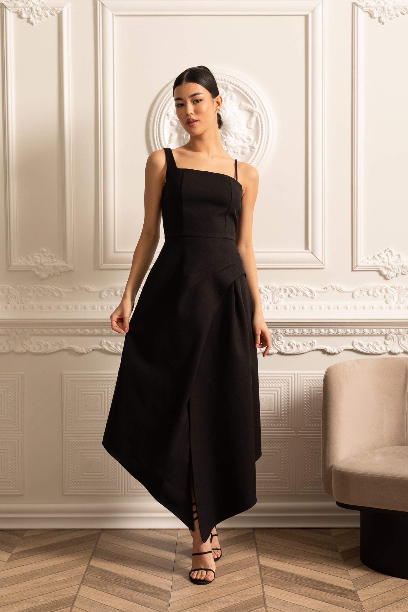 Vestido Assimétrico Elegante Com Capelete Destacável Branco Contrastante - Preto
