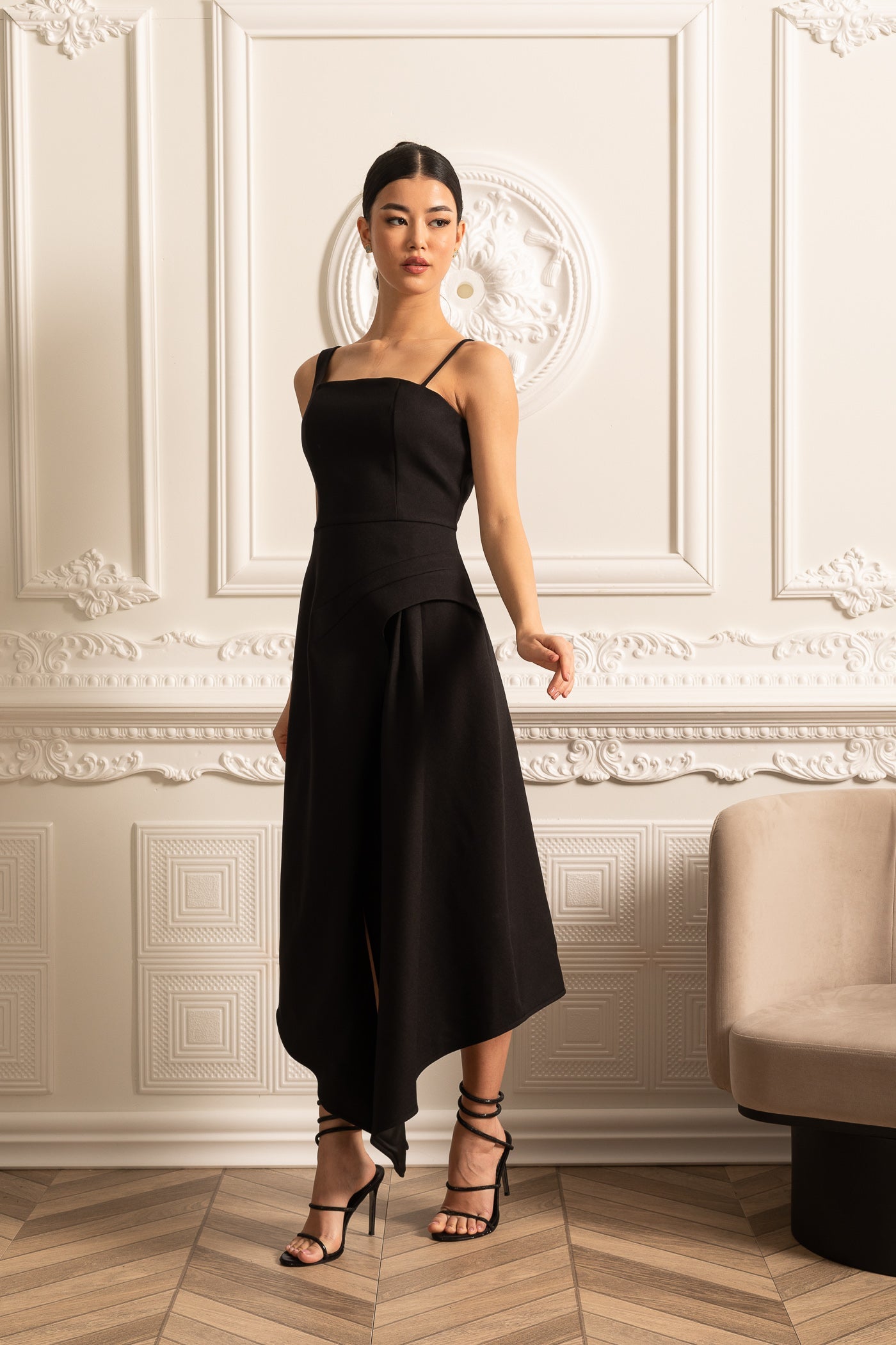 Vestido Assimétrico Elegante Com Capelete Destacável Branco Contrastante - Preto