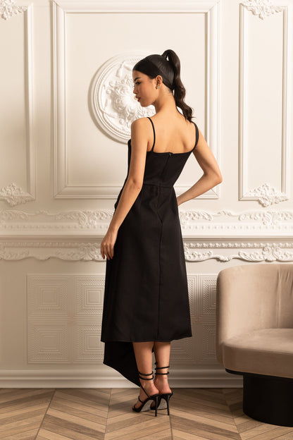 Vestido Assimétrico Elegante Com Capelete Destacável Branco Contrastante - Preto