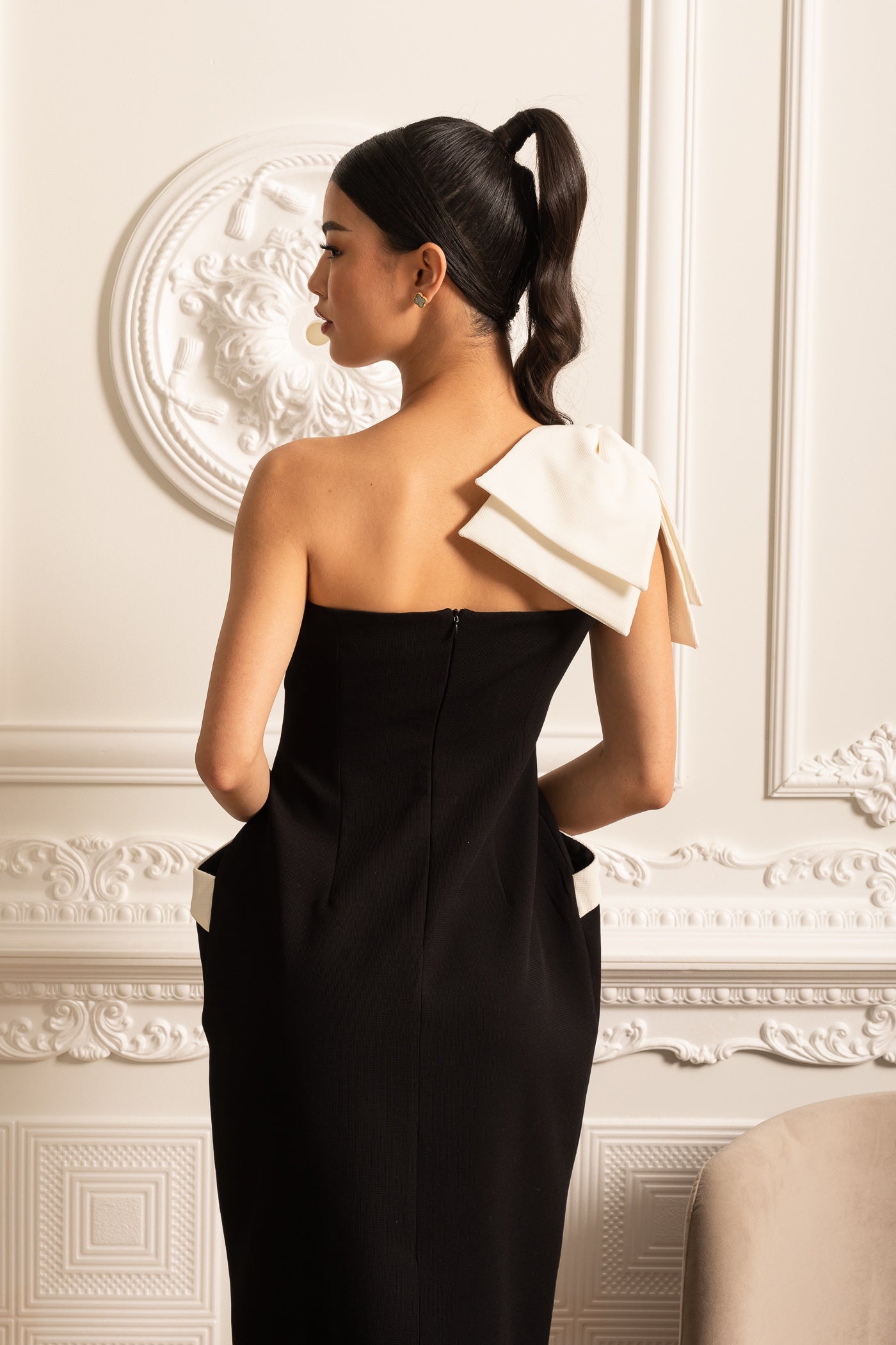 Vestido Justo de Um Ombro com Detalhes Brancos - Preto