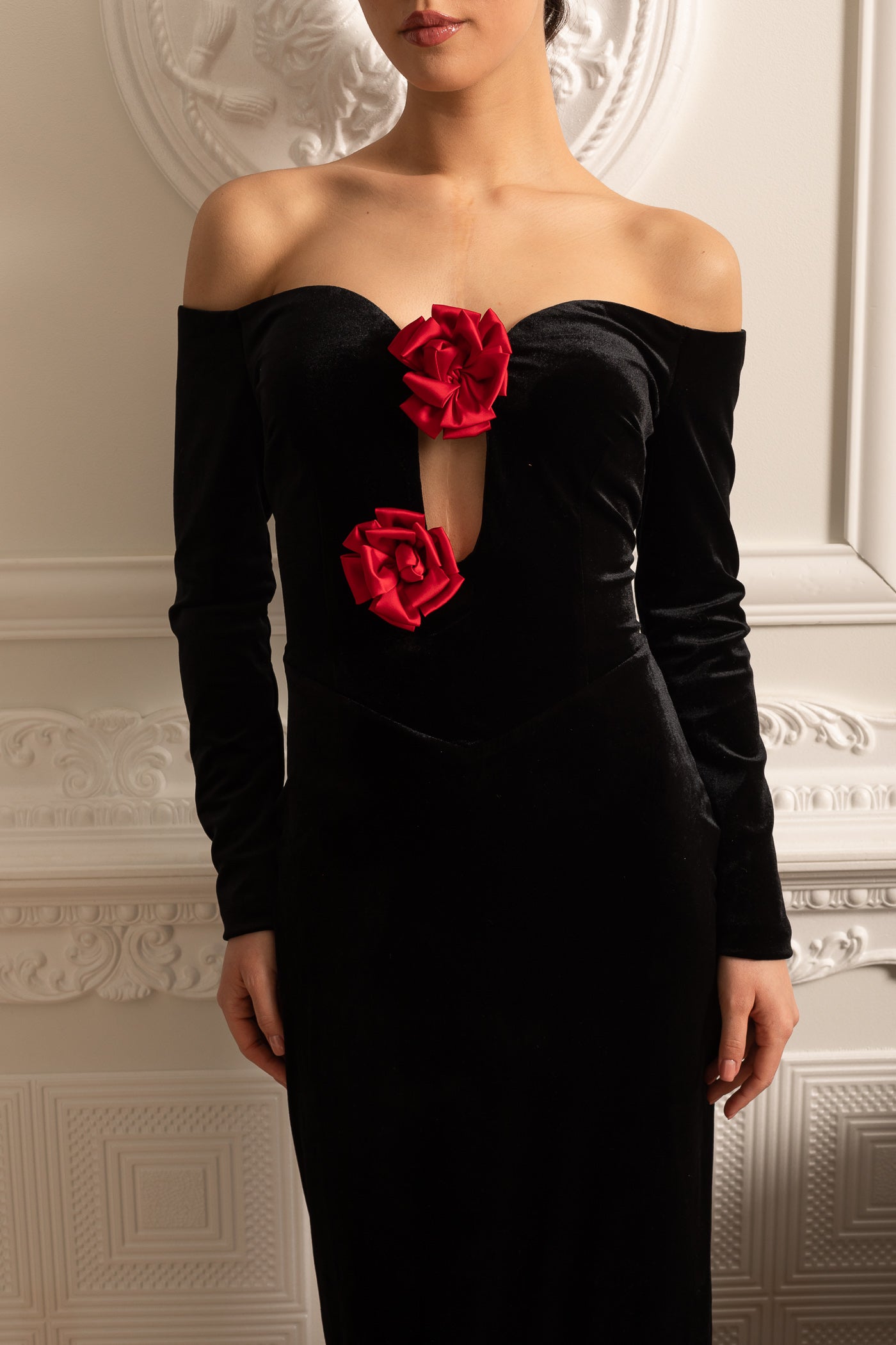 Vestido de Veludo Off-Shoulder com Decote Profundo e Acentos de Rosa Vermelha - Preto