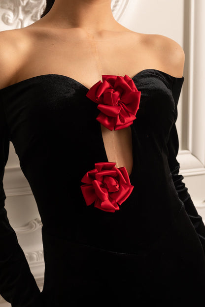 Vestido de Veludo Off-Shoulder com Decote Profundo e Acentos de Rosa Vermelha - Preto