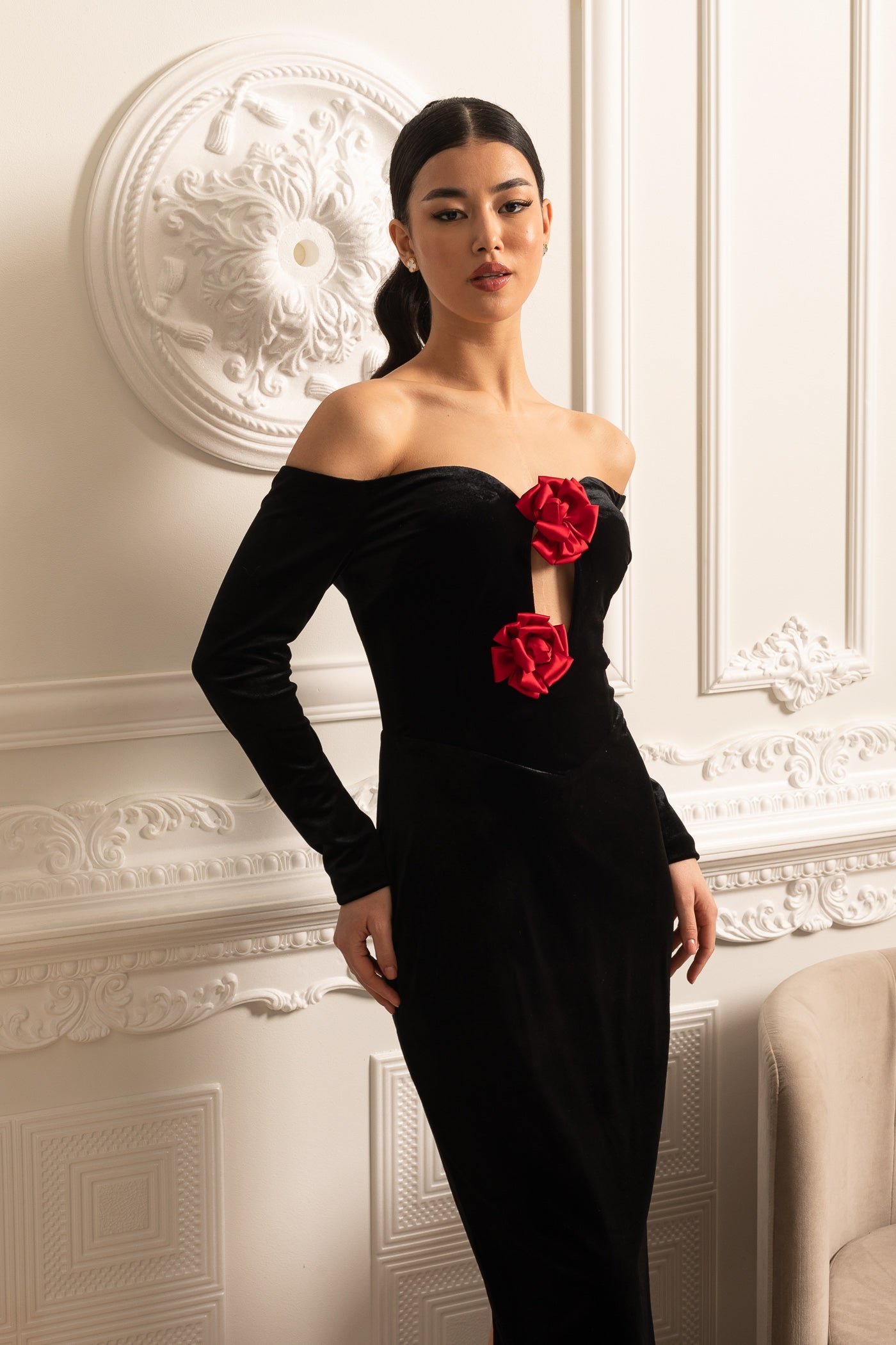Vestido de Veludo Off-Shoulder com Decote Profundo e Acentos de Rosa Vermelha - Preto