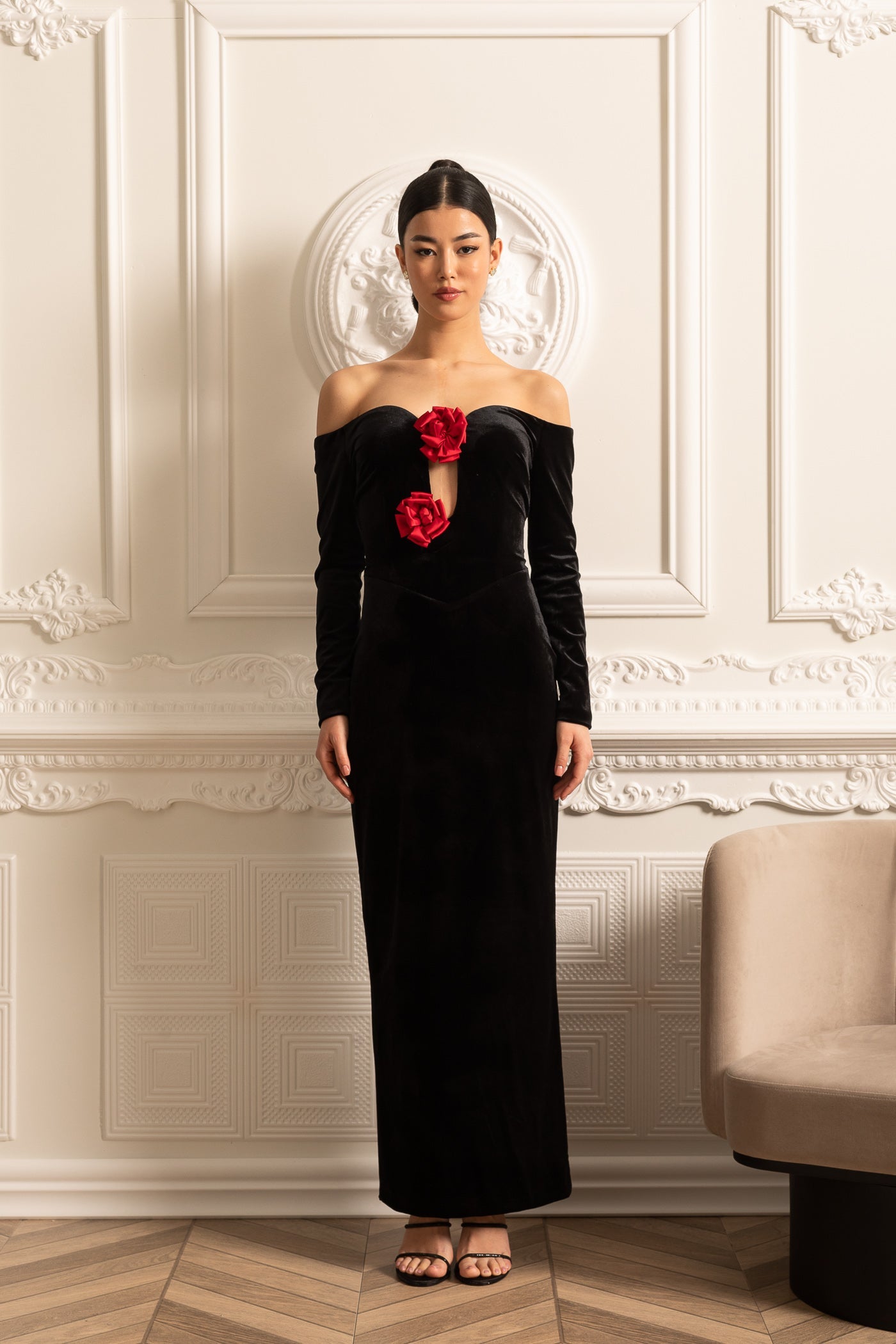 Vestido de Veludo Off-Shoulder com Decote Profundo e Acentos de Rosa Vermelha - Preto