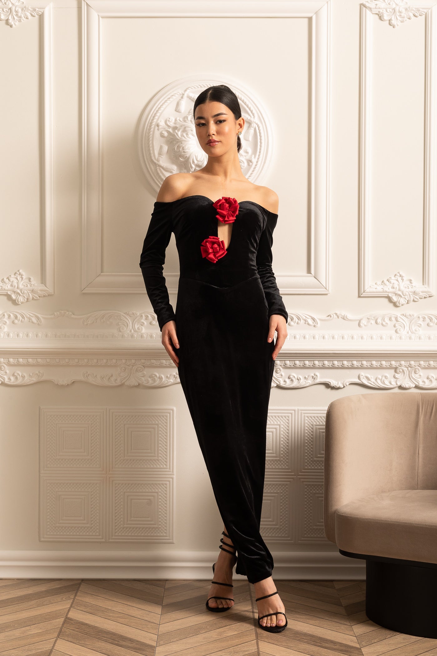 Vestido de Veludo Off-Shoulder com Decote Profundo e Acentos de Rosa Vermelha - Preto