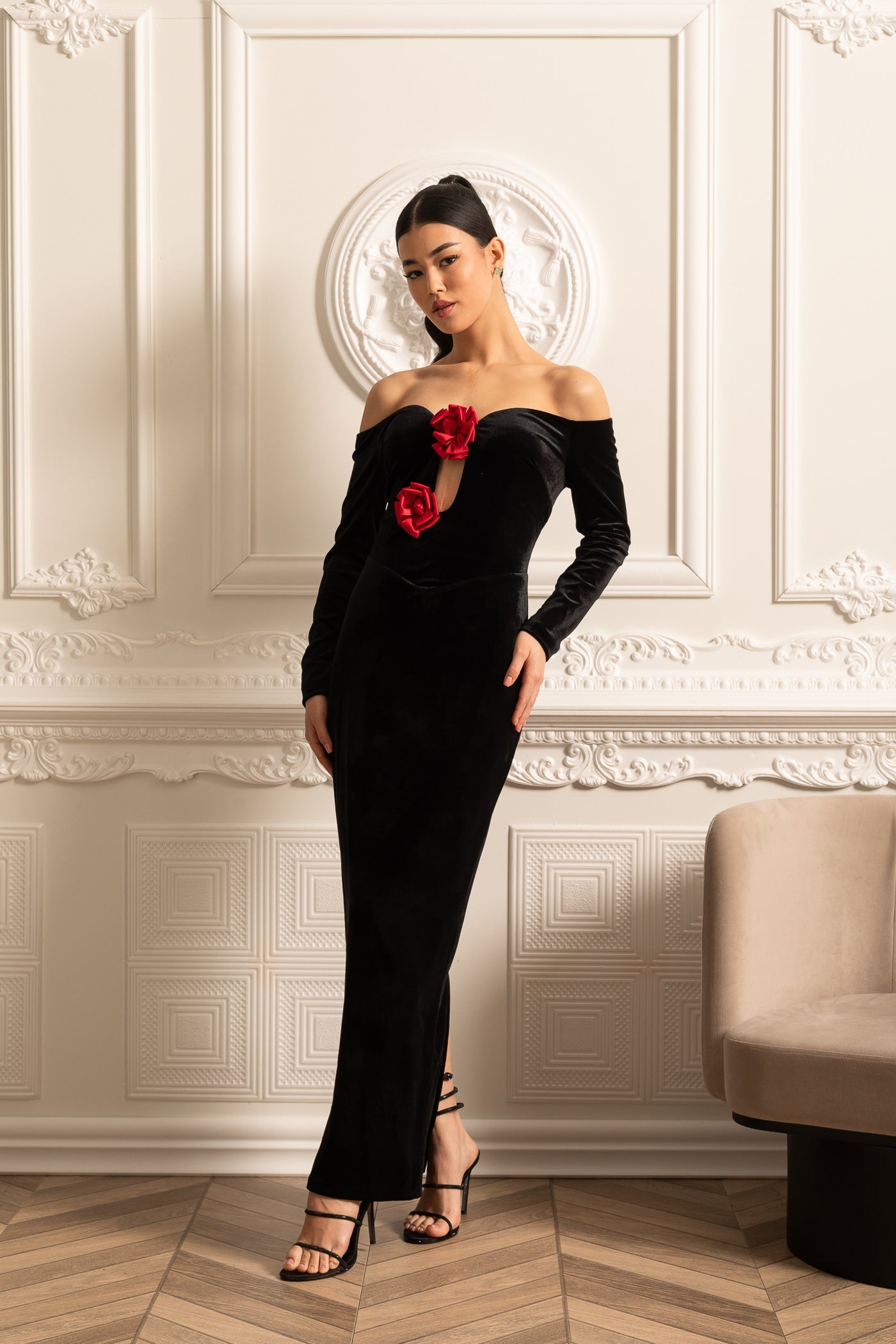 Vestido de Veludo Off-Shoulder com Decote Profundo e Acentos de Rosa Vermelha - Preto