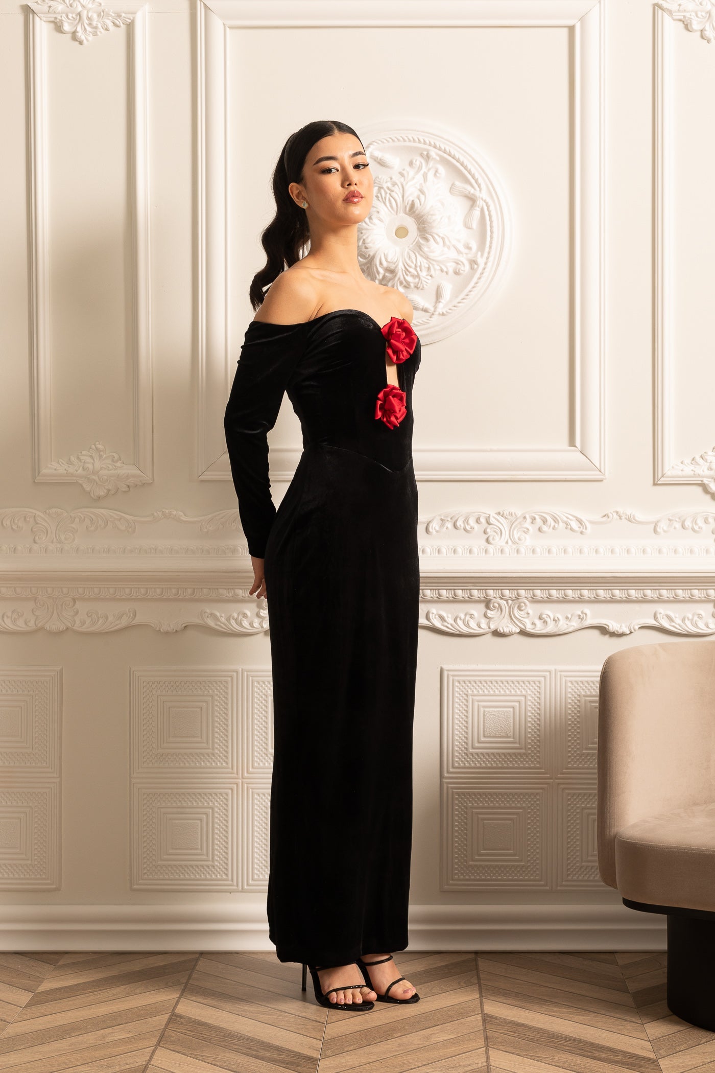 Vestido de Veludo Off-Shoulder com Decote Profundo e Acentos de Rosa Vermelha - Preto