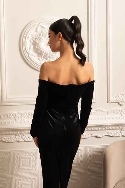 Vestido de Veludo Off-Shoulder com Decote Profundo e Acentos de Rosa Vermelha - Preto