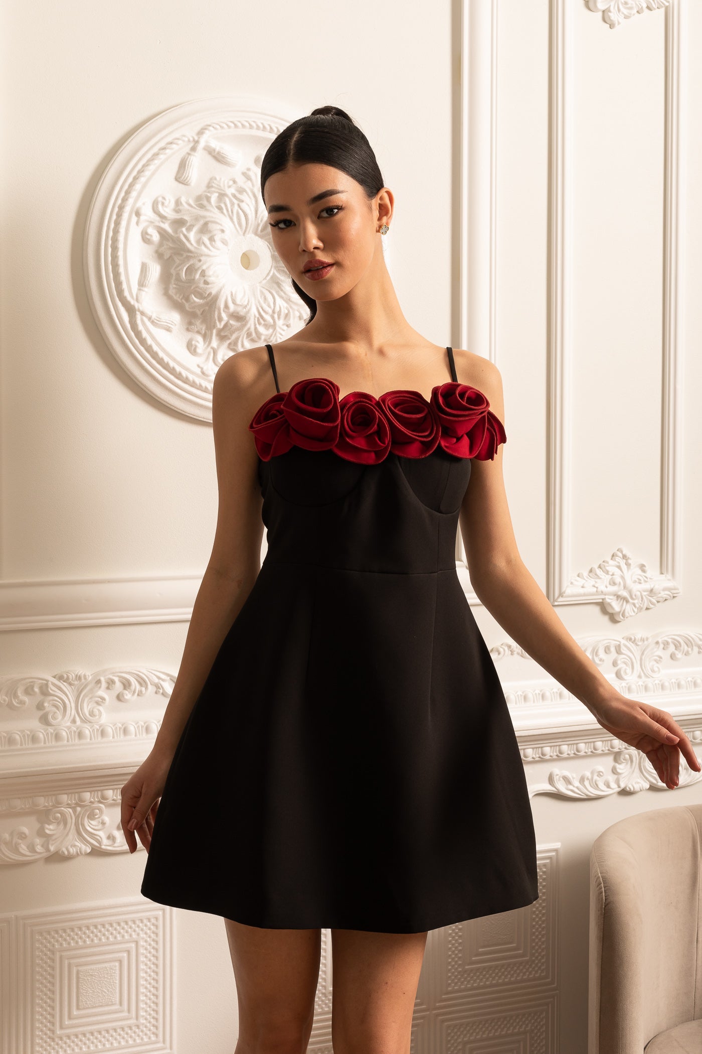 Vestido Mini Sem Mangas Com Saia Larga E Aplicações De Rosa Vermelha - Preto