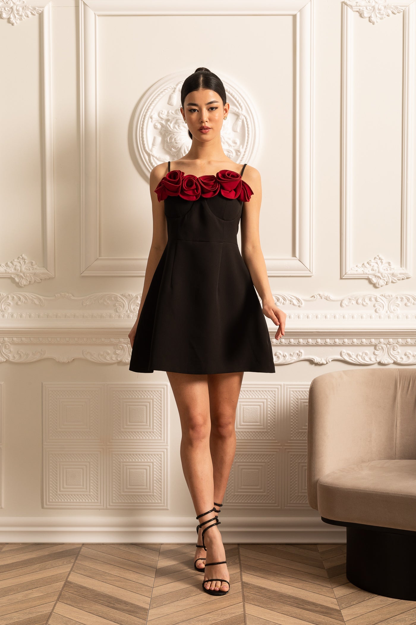 Vestido Mini Sem Mangas Com Saia Larga E Aplicações De Rosa Vermelha - Preto