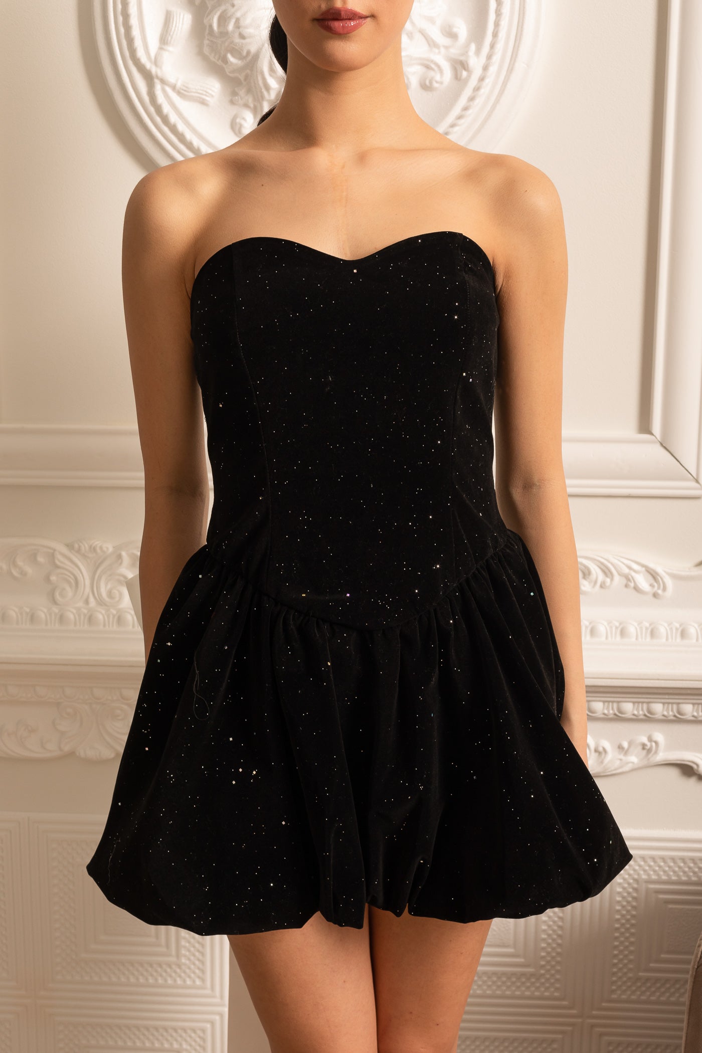 Vestido Mini de Veludo com Laço Grande Contraste nas Costas e Delicados Detalhes Estelares - Preto