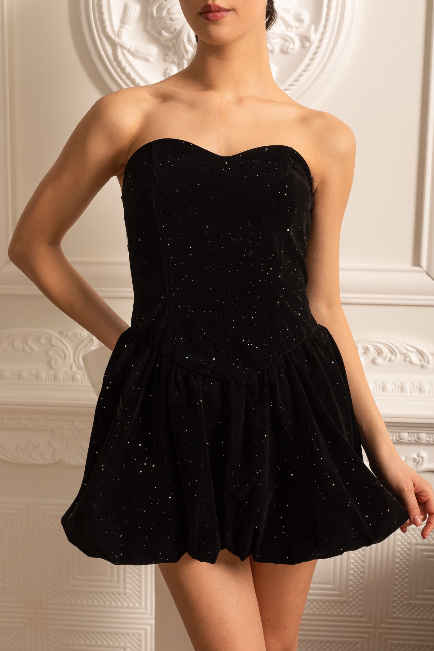 Vestido Mini de Veludo com Laço Grande Contraste nas Costas e Delicados Detalhes Estelares - Preto