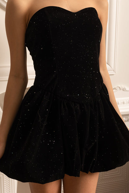 Vestido Mini de Veludo com Laço Grande Contraste nas Costas e Delicados Detalhes Estelares - Preto