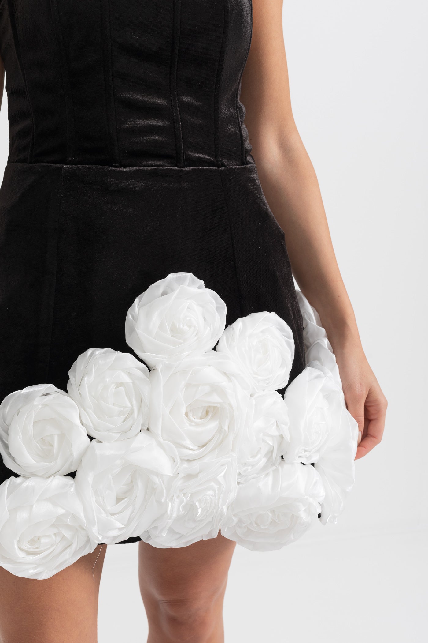 Vestido Mini Elegante com Apliques de Rosa Branca - Preto