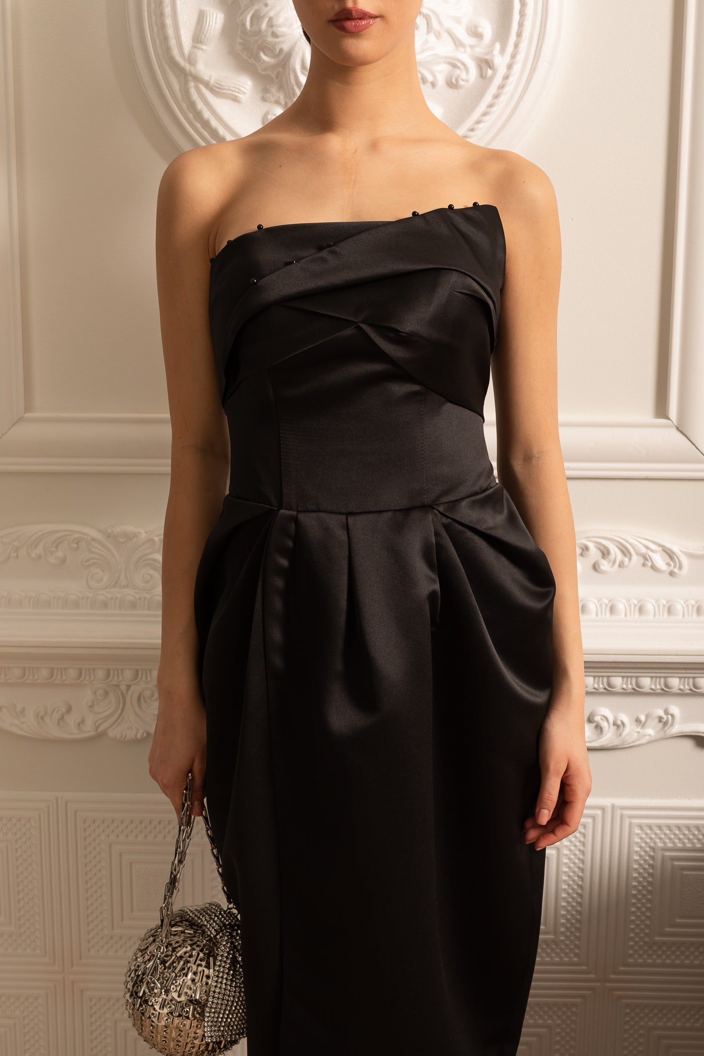 Vestido Midi Sem Alças Com Detalhes Plissados no Peito - Preto