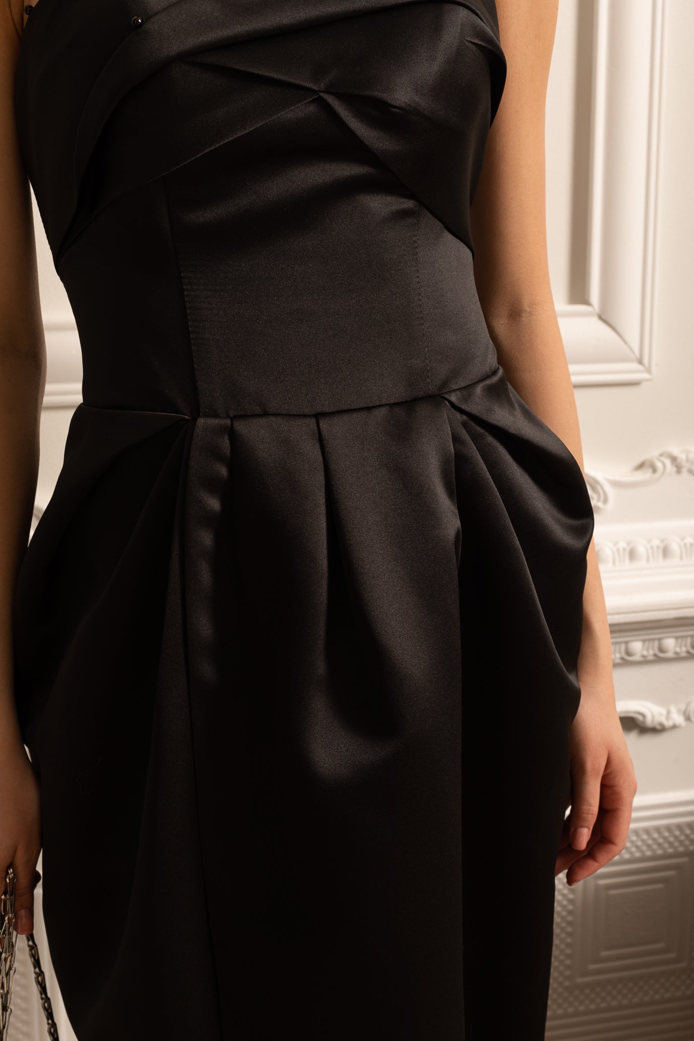 Vestido Midi Sem Alças Com Detalhes Plissados no Peito - Preto