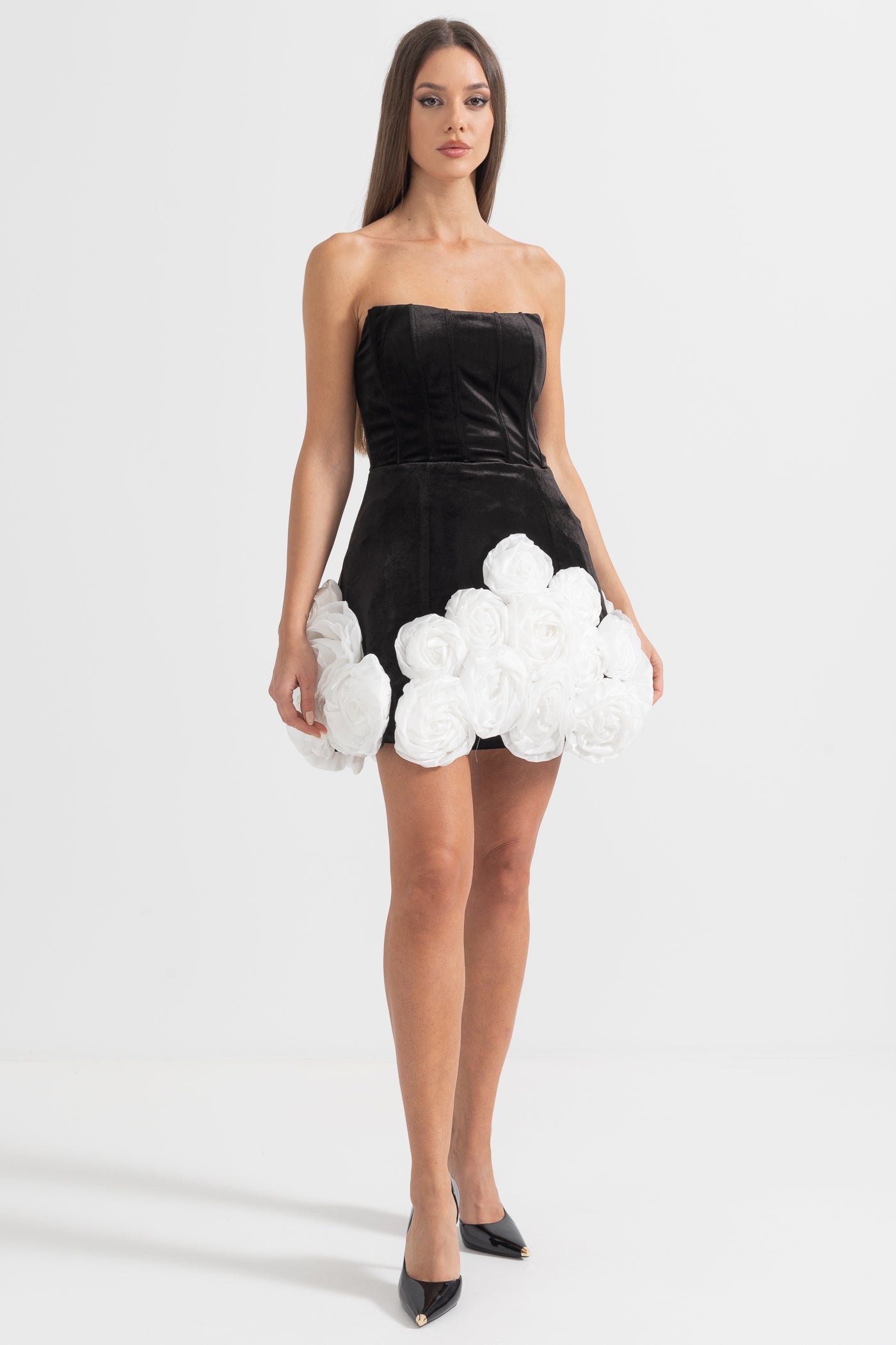 Vestido Mini Elegante com Apliques de Rosa Branca - Preto
