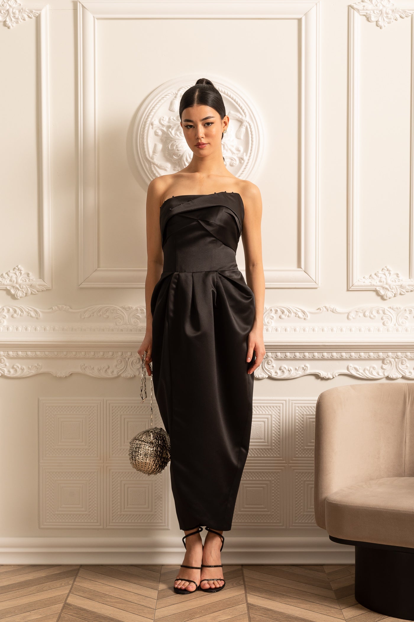 Vestido Midi Sem Alças Com Detalhes Plissados no Peito - Preto