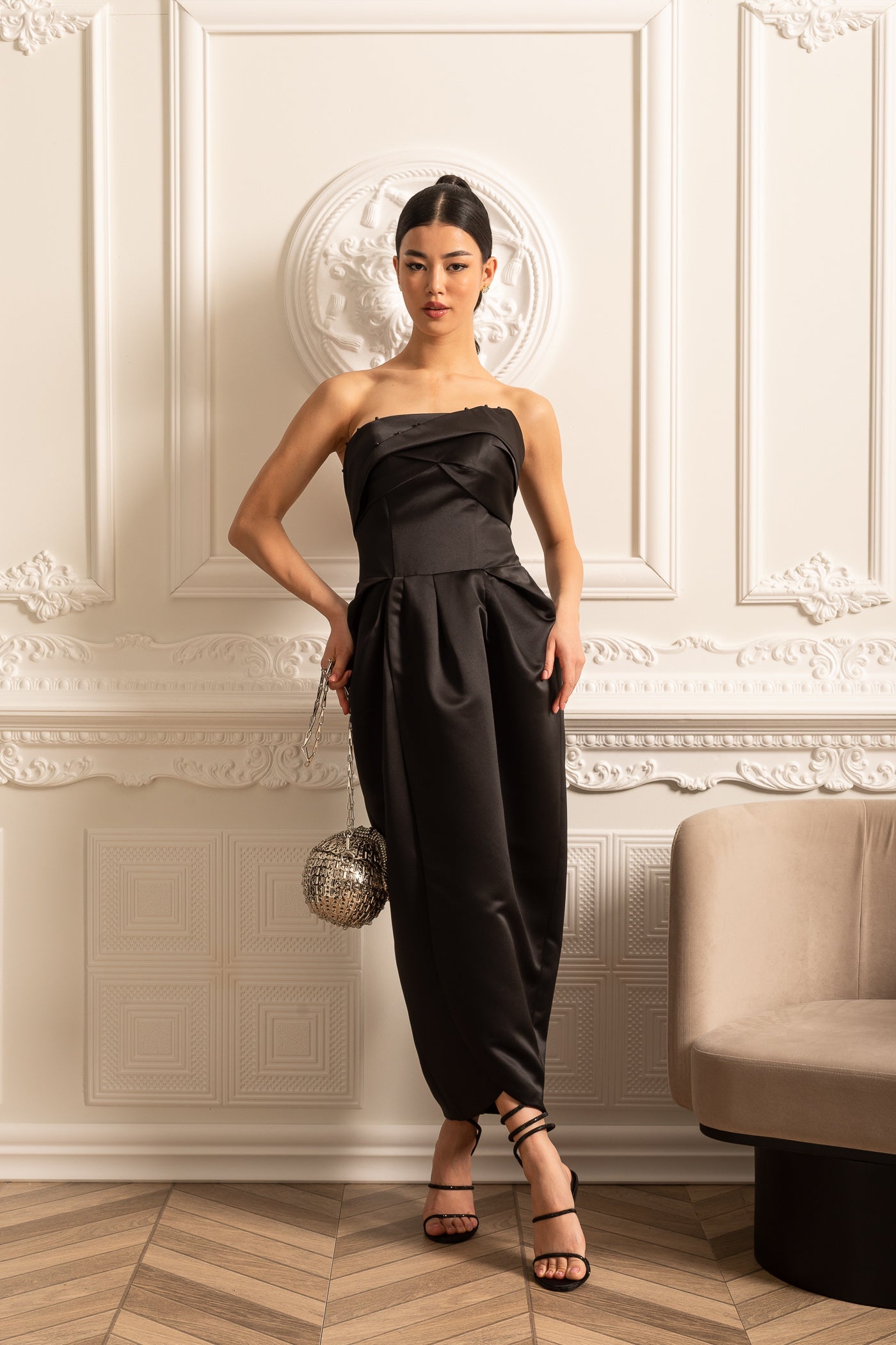 Vestido Midi Sem Alças Com Detalhes Plissados no Peito - Preto
