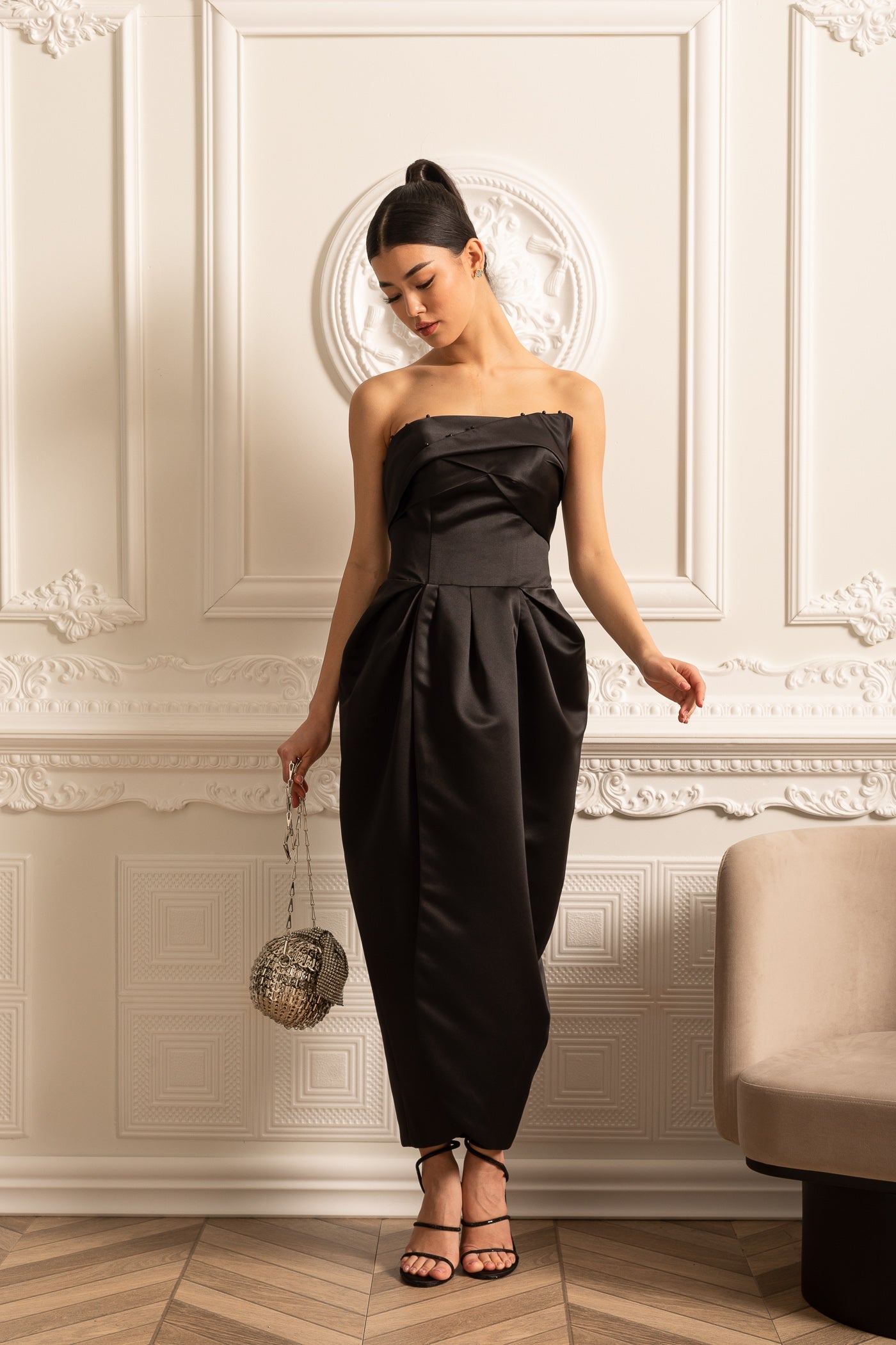 Vestido Midi Sem Alças Com Detalhes Plissados no Peito - Preto