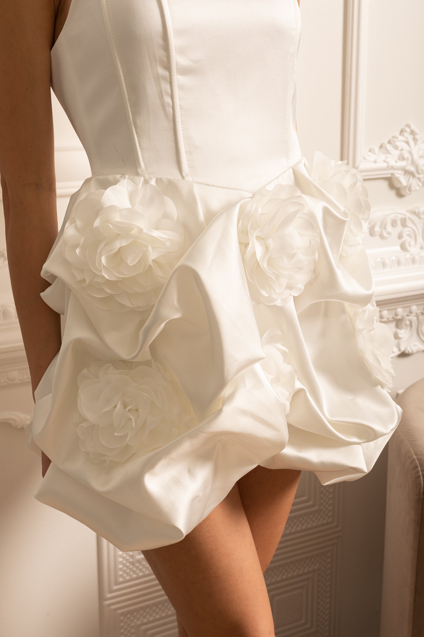 Vestido Mini de Cetim com Saia Mini Floral de Tecido Pregueado - Branco