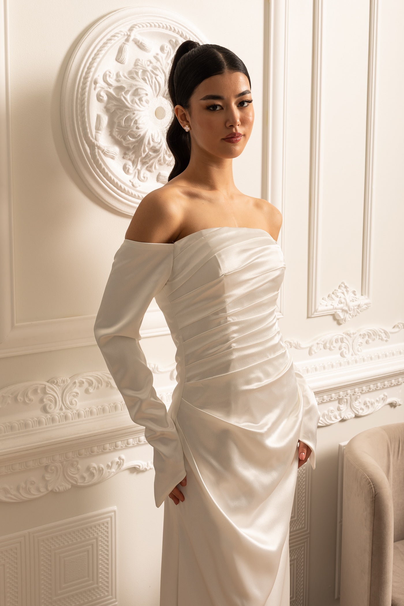 Vestido de Cetim Off-Shoulder com Design Plissado e Saia Drapeada - Branco