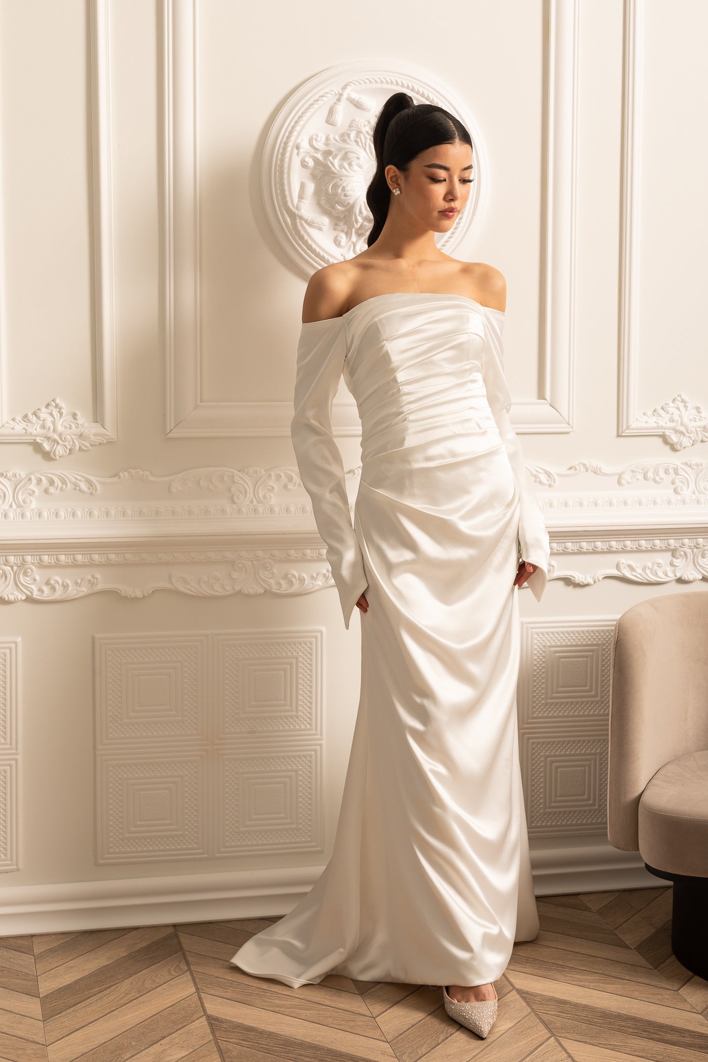 Vestido de Cetim Off-Shoulder com Design Plissado e Saia Drapeada - Branco
