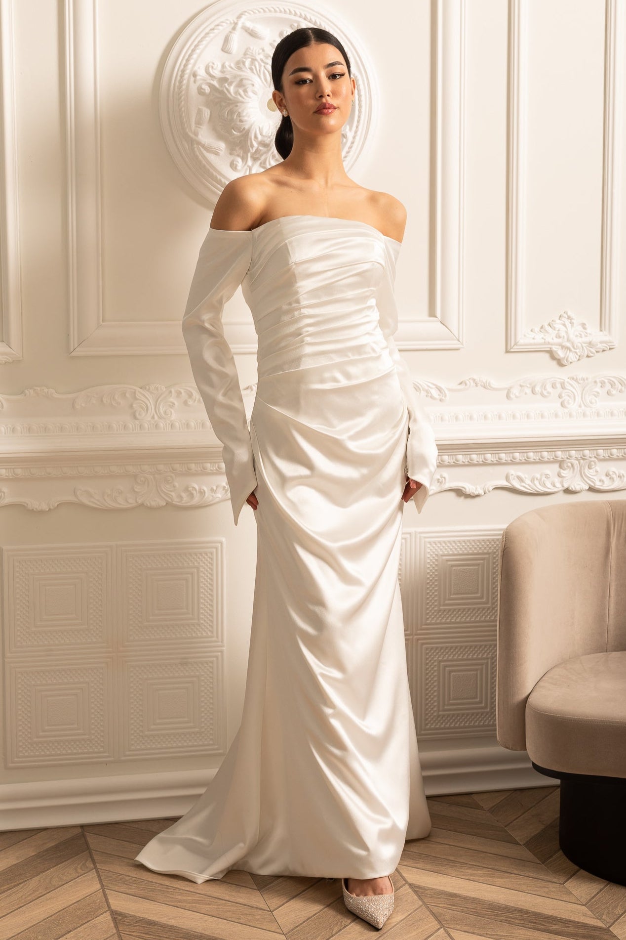 Vestido de Cetim Off-Shoulder com Design Plissado e Saia Drapeada - Branco