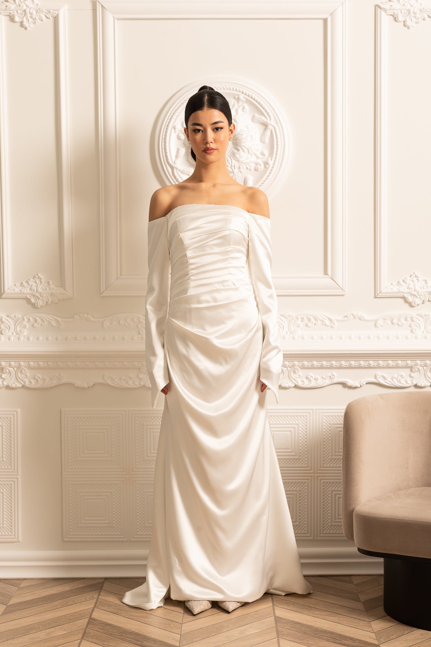 Vestido de Cetim Off-Shoulder com Design Plissado e Saia Drapeada - Branco