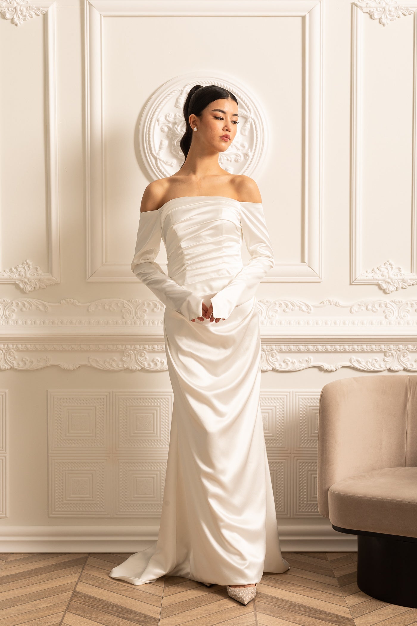 Vestido de Cetim Off-Shoulder com Design Plissado e Saia Drapeada - Branco