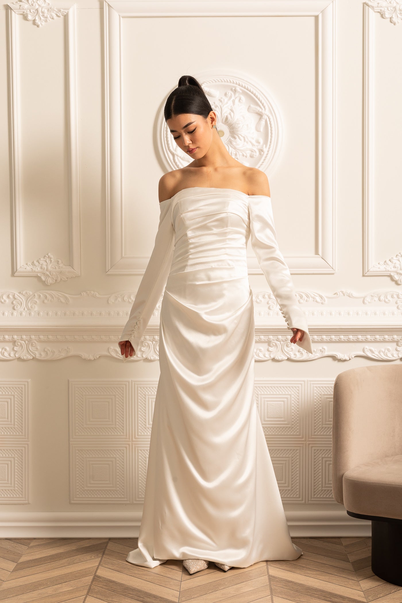 Vestido de Cetim Off-Shoulder com Design Plissado e Saia Drapeada - Branco