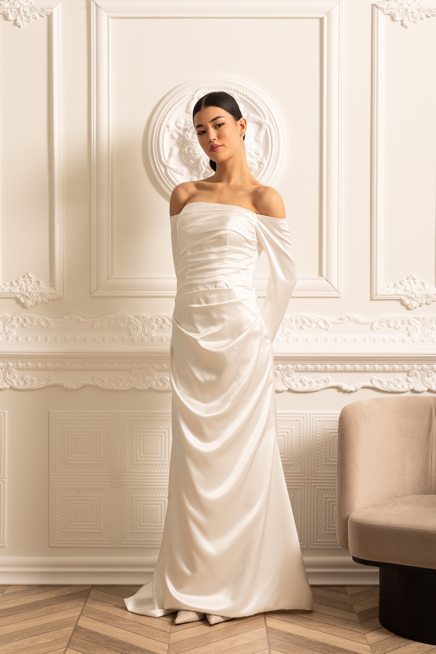 Vestido de Cetim Off-Shoulder com Design Plissado e Saia Drapeada - Branco