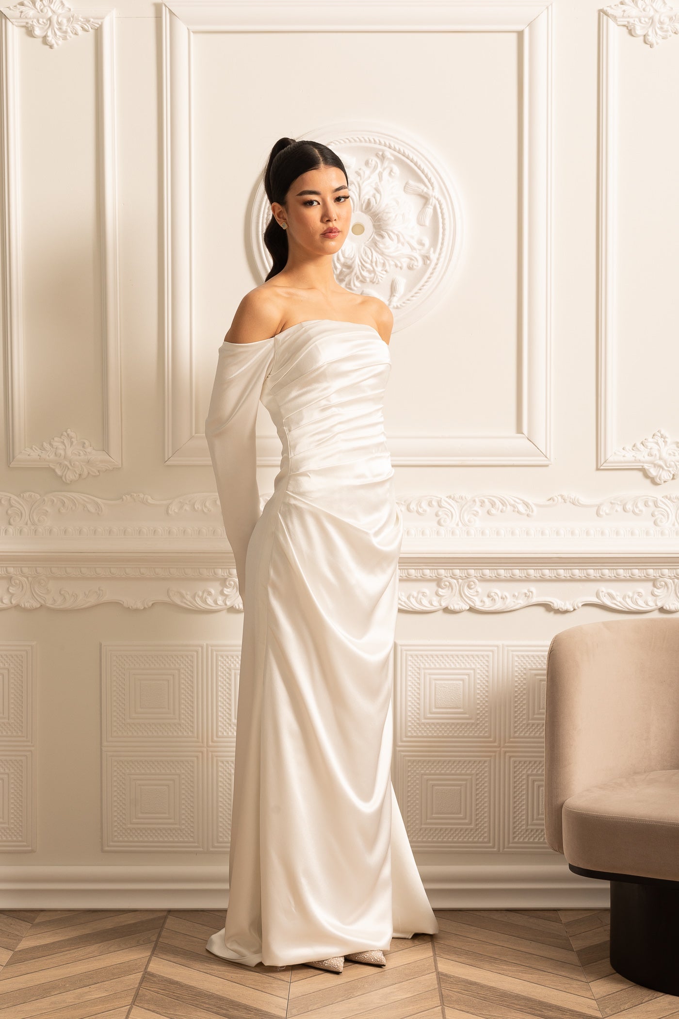 Vestido de Cetim Off-Shoulder com Design Plissado e Saia Drapeada - Branco