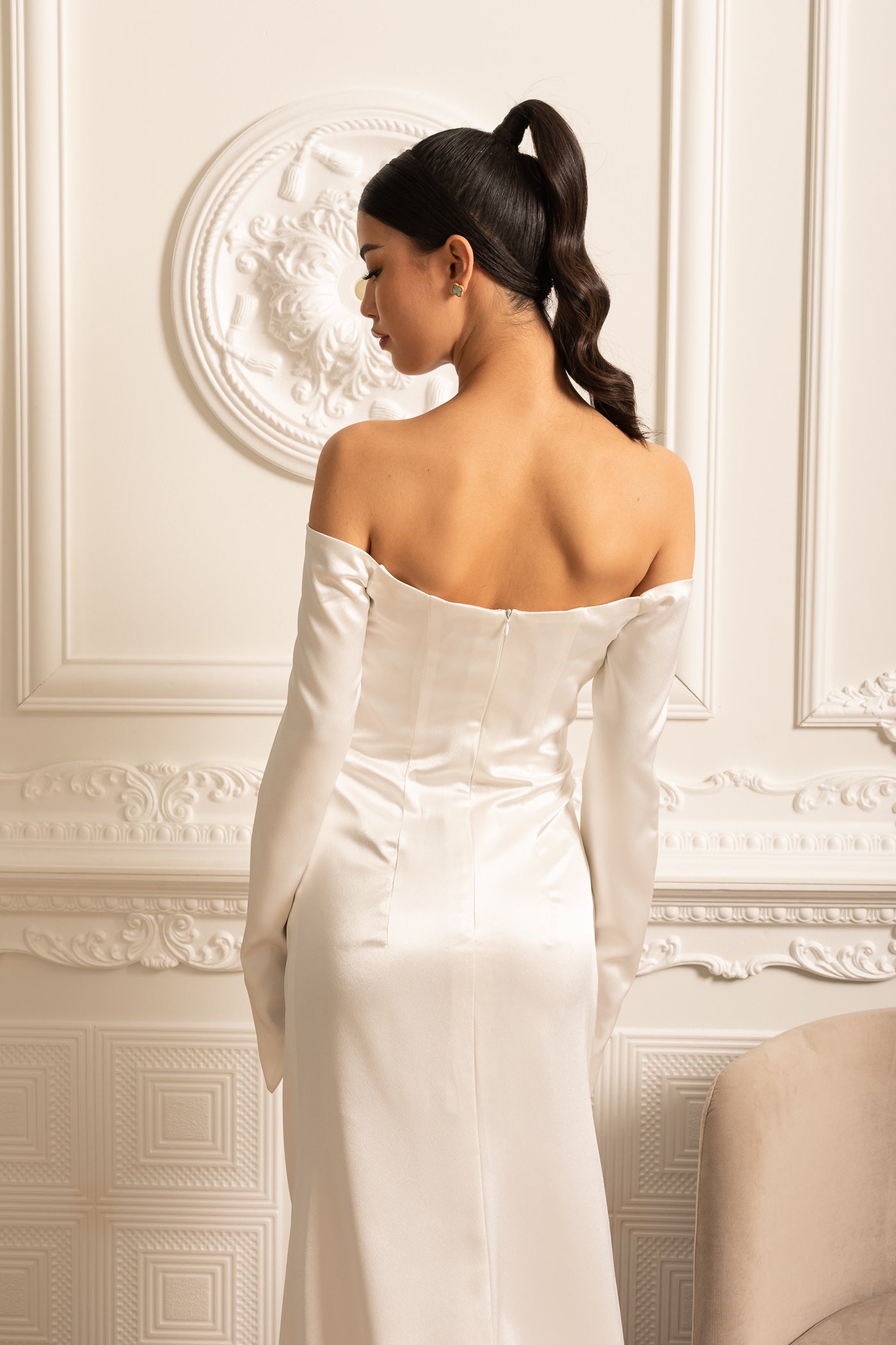 Vestido de Cetim Off-Shoulder com Design Plissado e Saia Drapeada - Branco