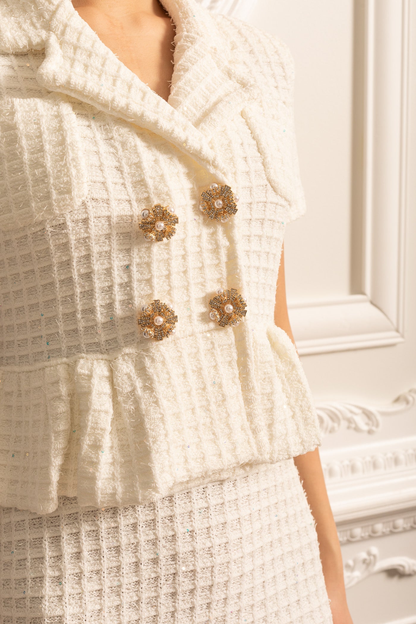 Vestido Midi Tricotado Com Botões Dourados E Cintura Peplum - Branco