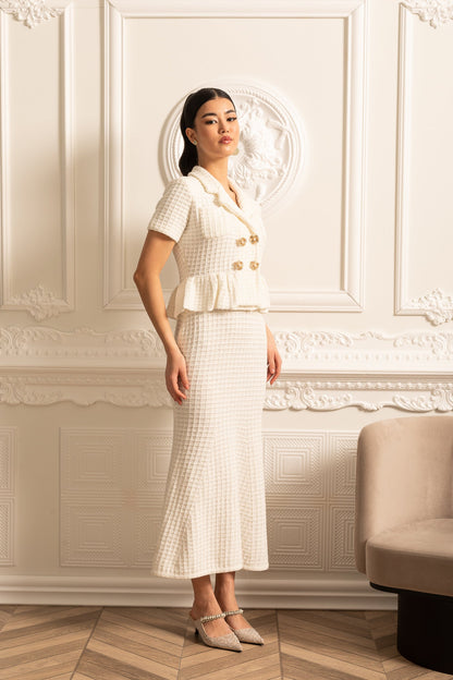 Vestido Midi Tricotado Com Botões Dourados E Cintura Peplum - Branco