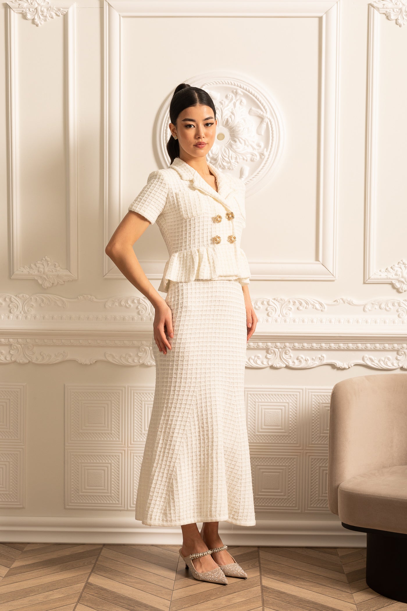 Vestido Midi Tricotado Com Botões Dourados E Cintura Peplum - Branco