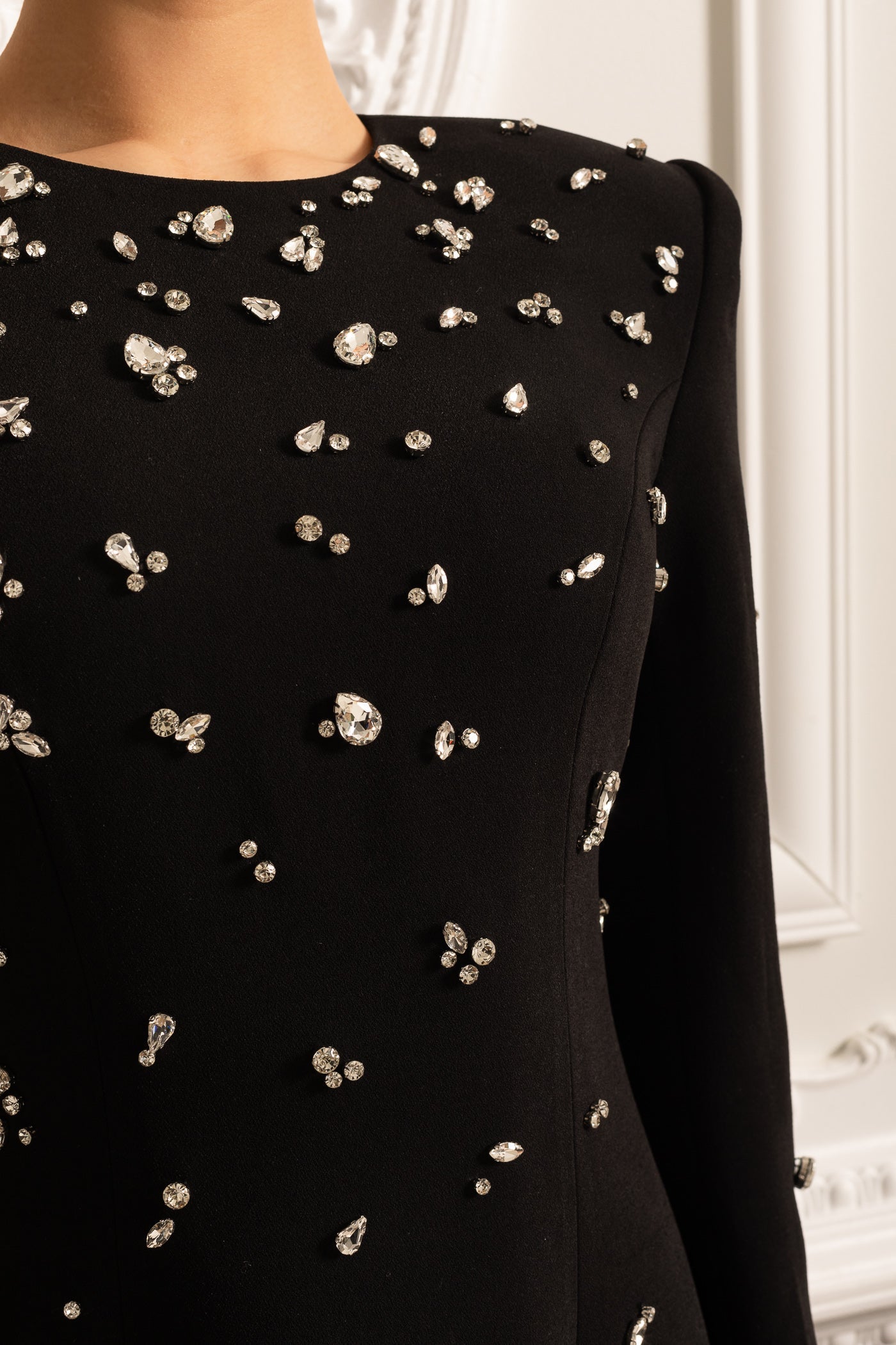 Vestido Longo Elegante Com Aplicações Brilhantes - Preto