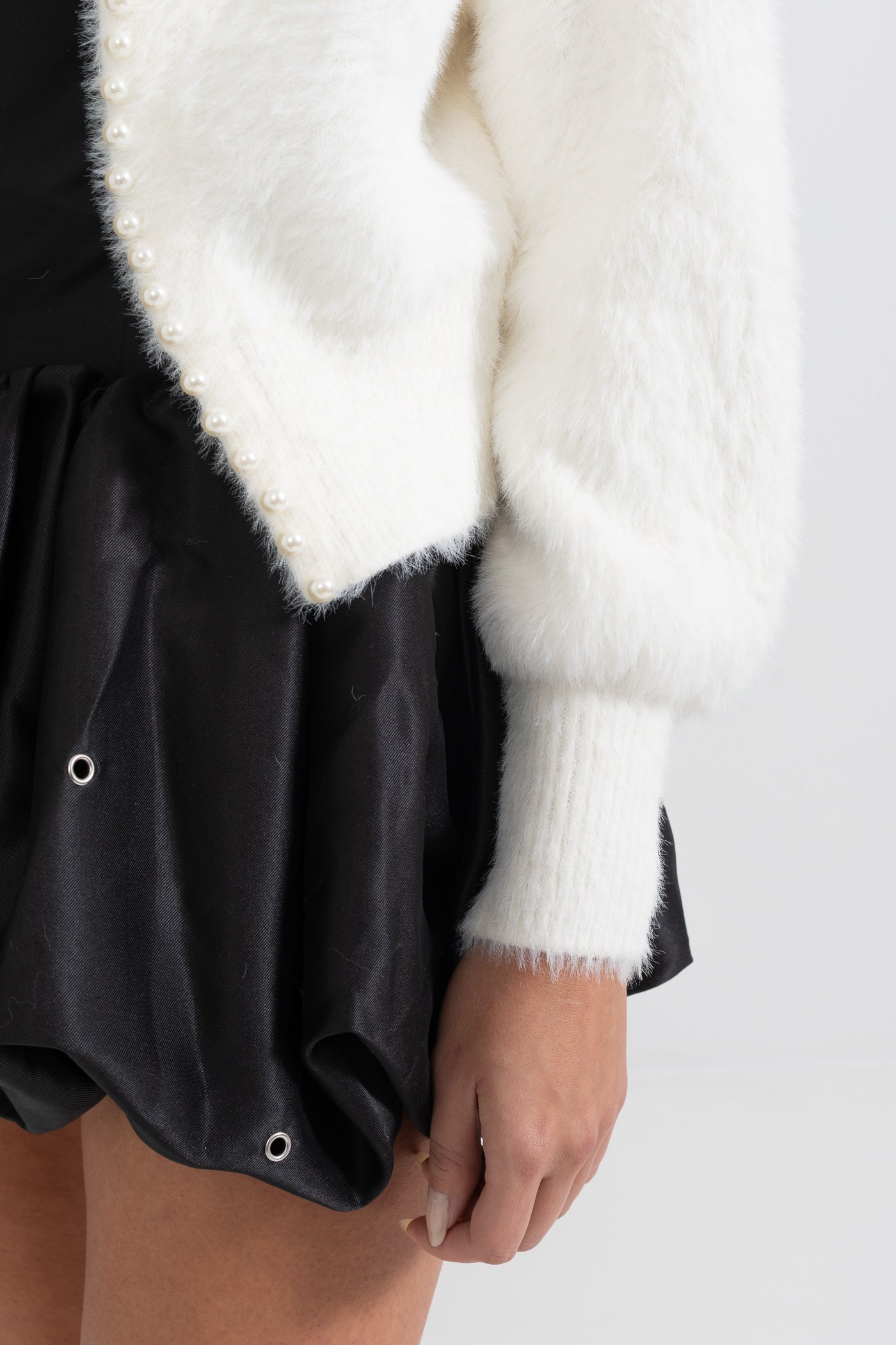 Cardigã Fluffy com Detalhes em Pérolas - Branco