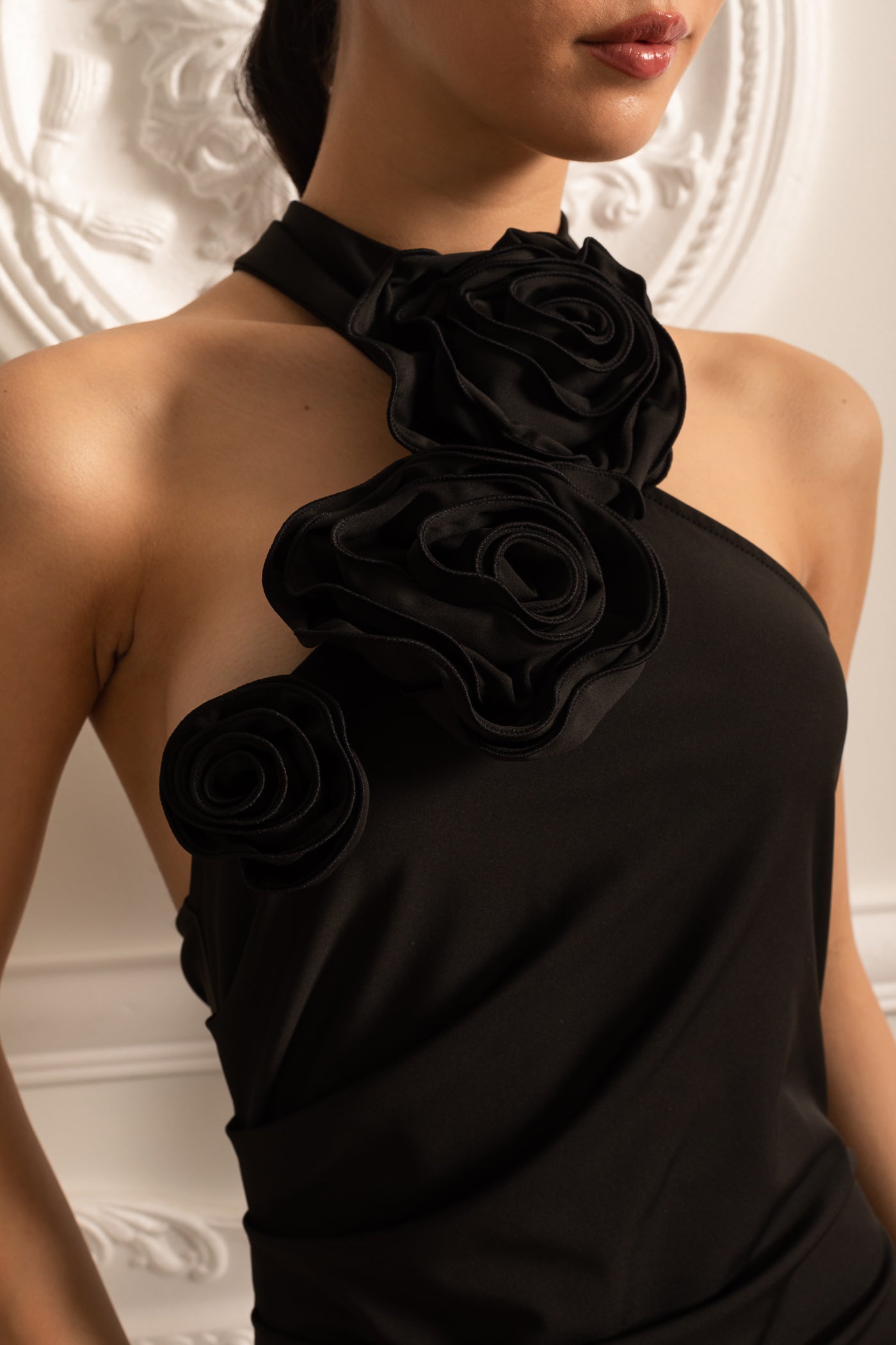 Vestido Justo Com Rosas 3D No Decote E Fenda Lateral - Preto