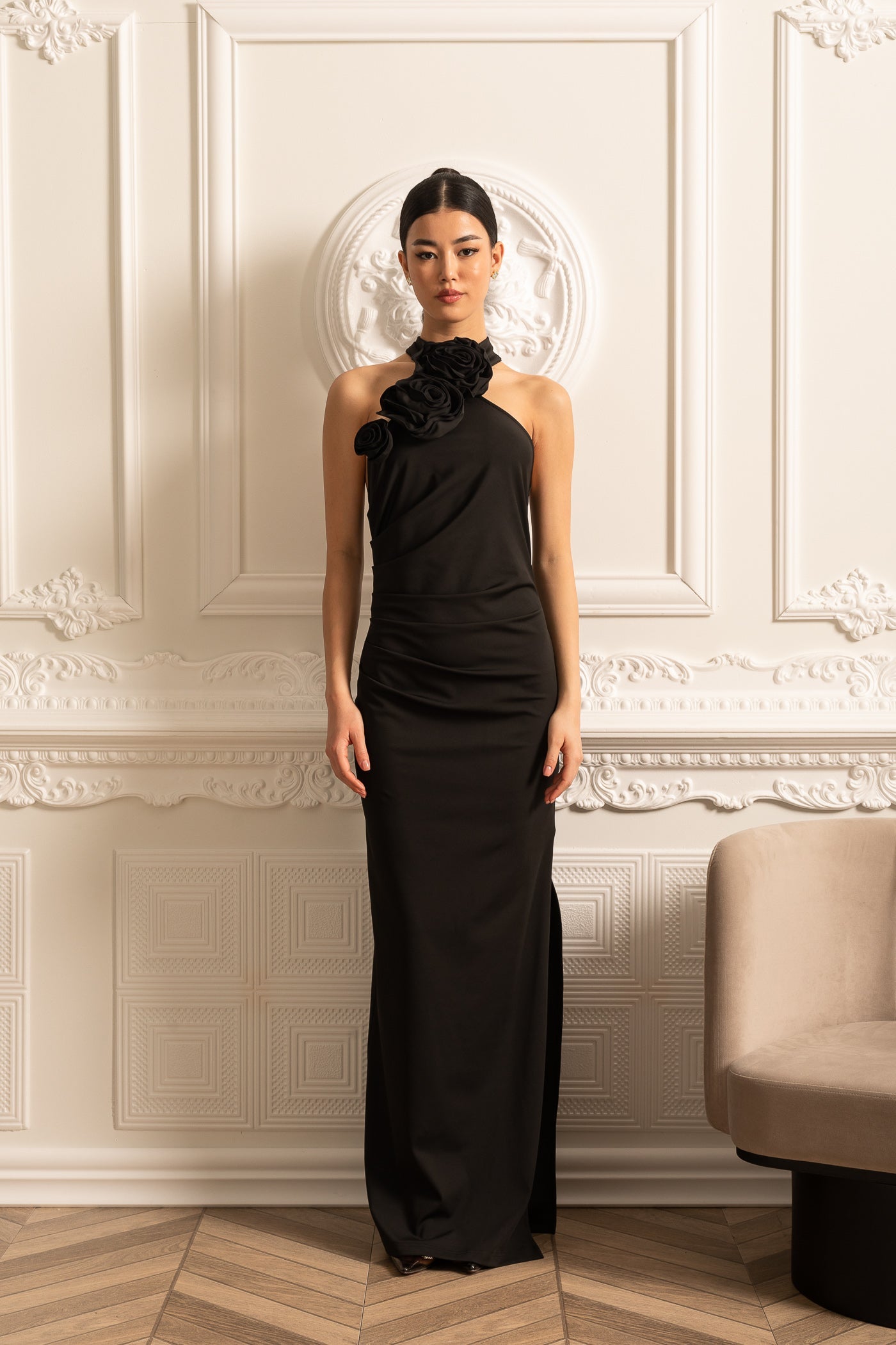 Vestido Justo Com Rosas 3D No Decote E Fenda Lateral - Preto