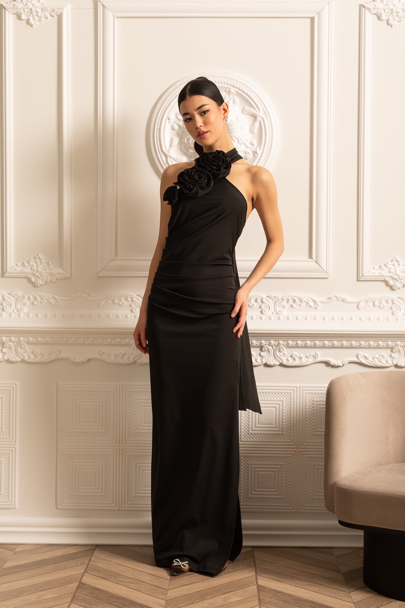 Vestido Justo Com Rosas 3D No Decote E Fenda Lateral - Preto