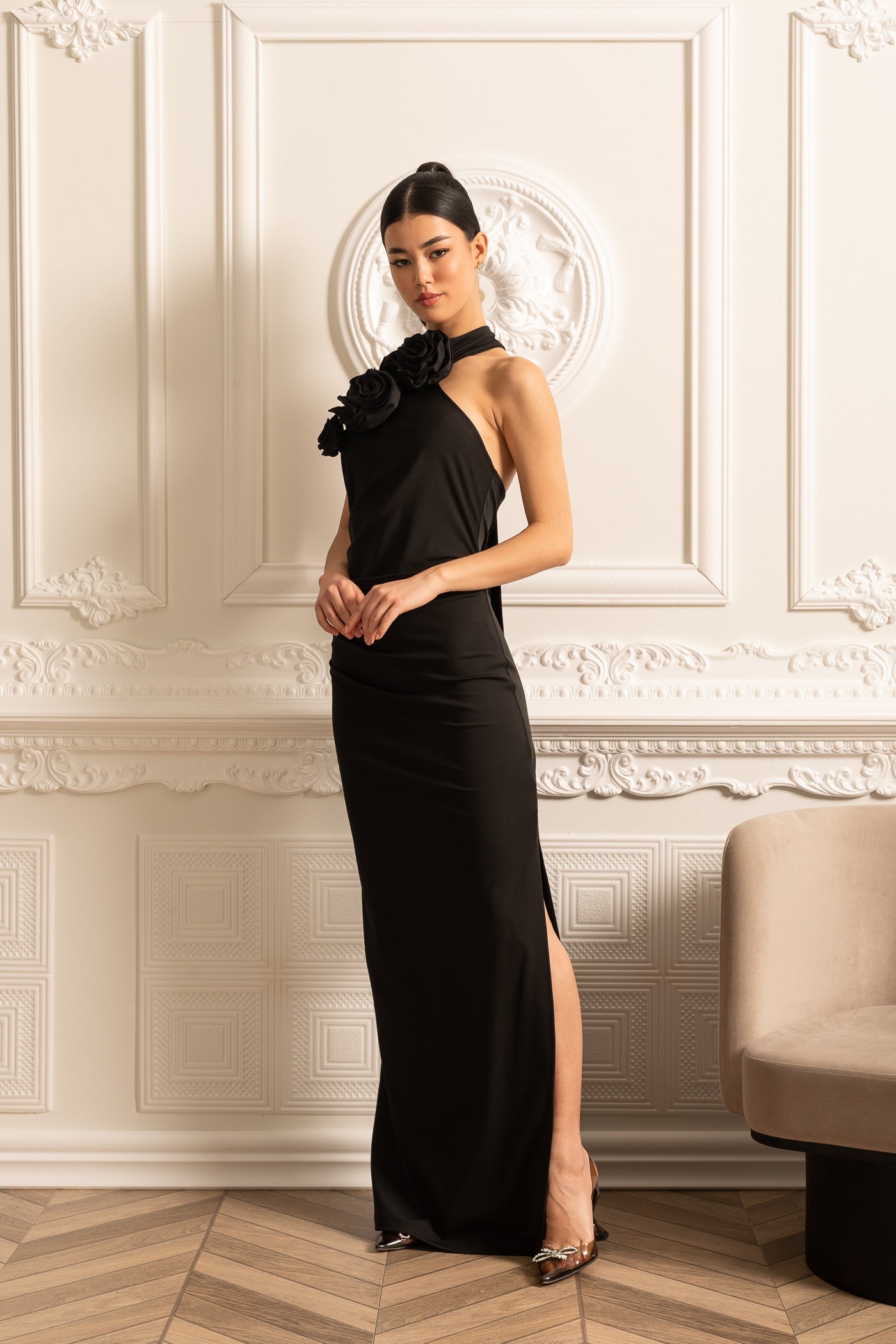 Vestido Justo Com Rosas 3D No Decote E Fenda Lateral - Preto