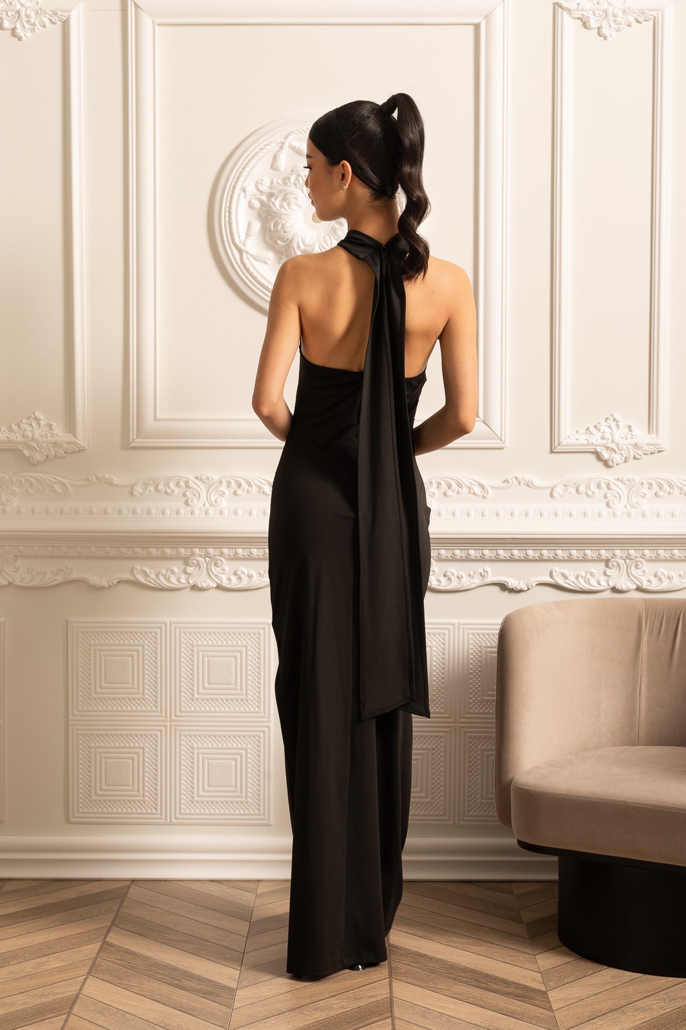 Vestido Justo Com Rosas 3D No Decote E Fenda Lateral - Preto