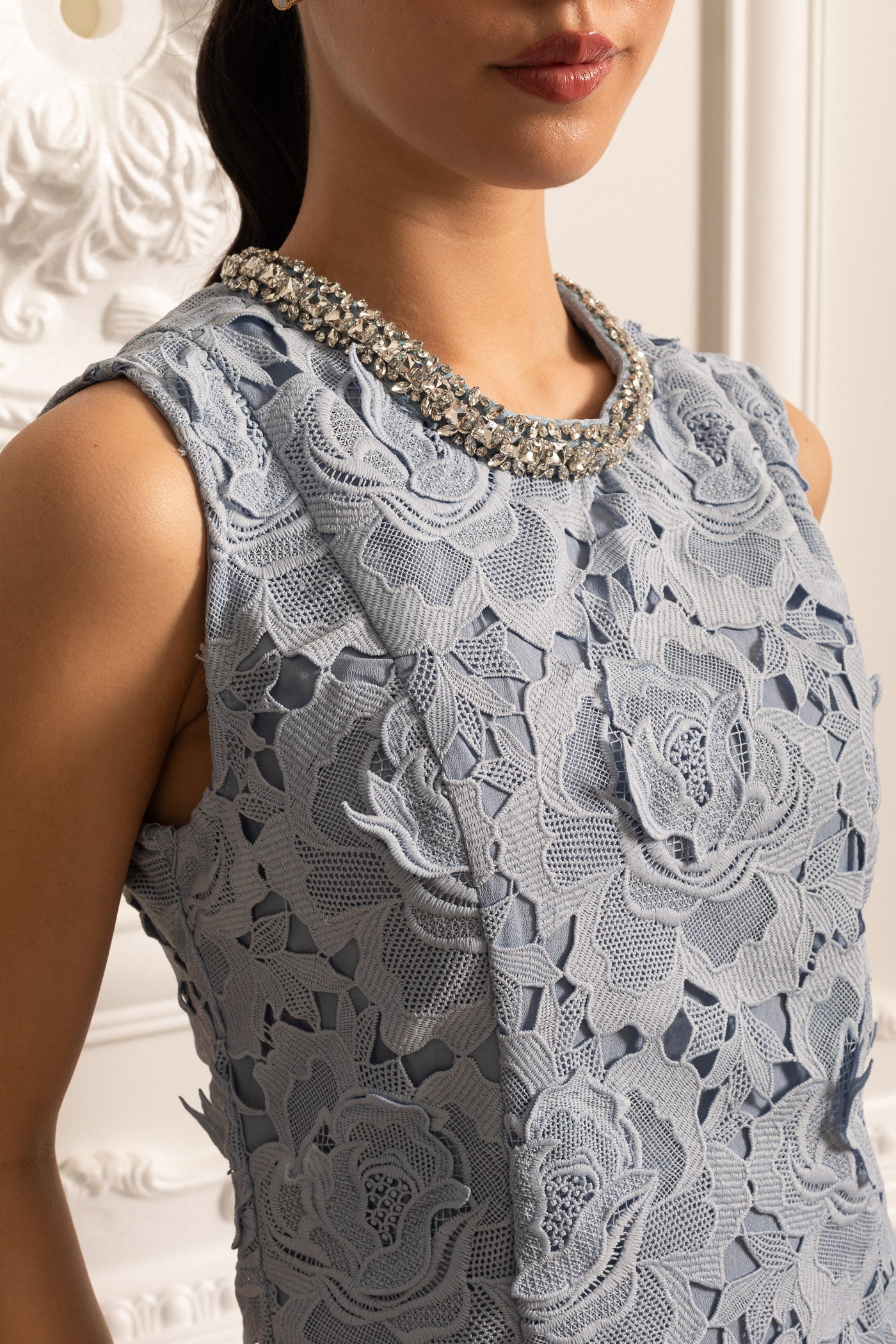 Vestido Mini de Renda com Padrão Floral e Decote Brilhante - Azul