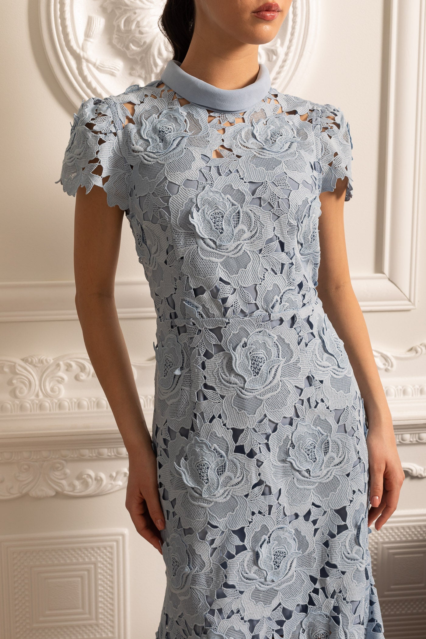 Vestido de Renda com Padrão Floral, Gola Alta e Saia Midi - Azul