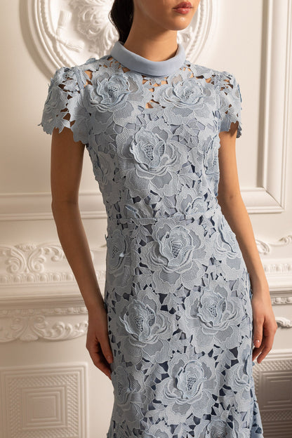 Vestido de Renda com Padrão Floral, Gola Alta e Saia Midi - Azul