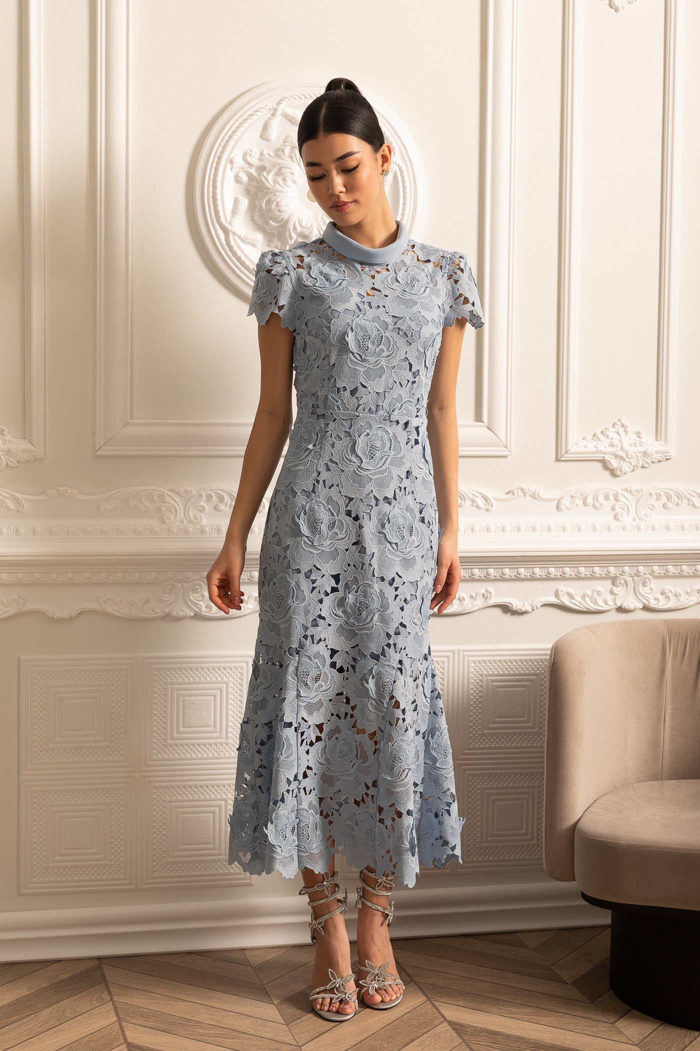 Vestido de Renda com Padrão Floral, Gola Alta e Saia Midi - Azul